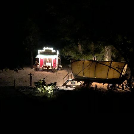 Cozy Wild West Covered Wagon Next To River Грантс Пас Екстериор снимка