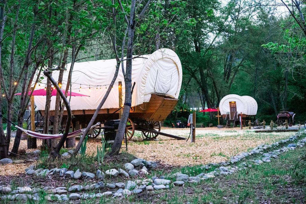 Cozy Wild West Covered Wagon Next To River Грантс Пас Екстериор снимка