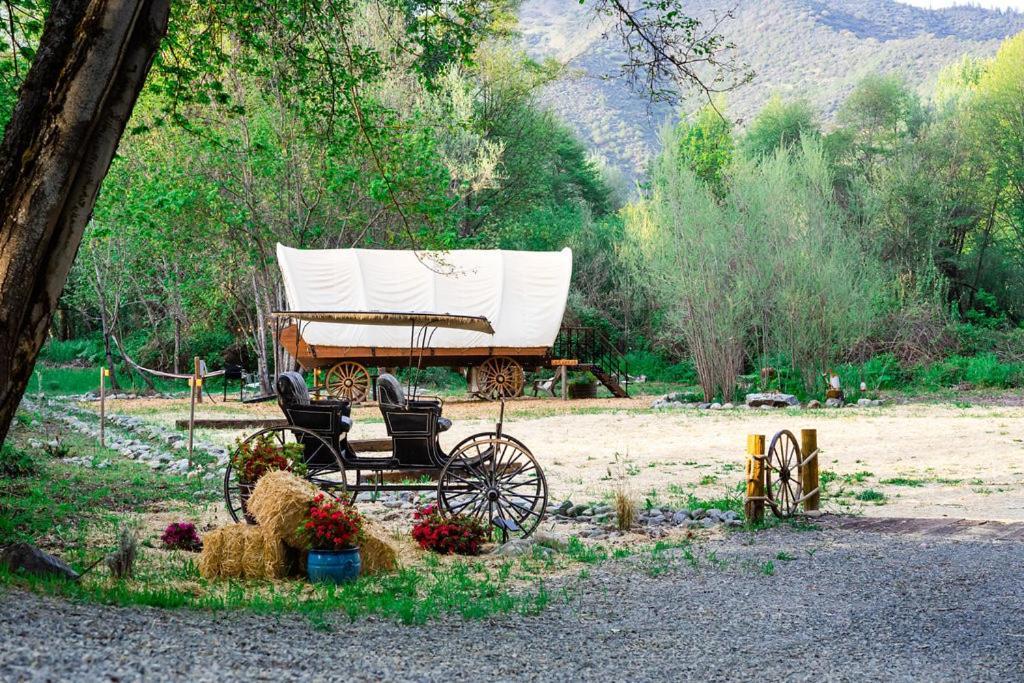 Cozy Wild West Covered Wagon Next To River Грантс Пас Екстериор снимка