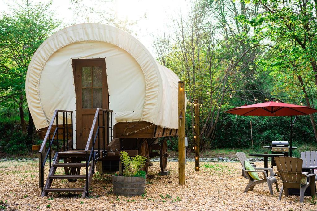 Cozy Wild West Covered Wagon Next To River Грантс Пас Екстериор снимка