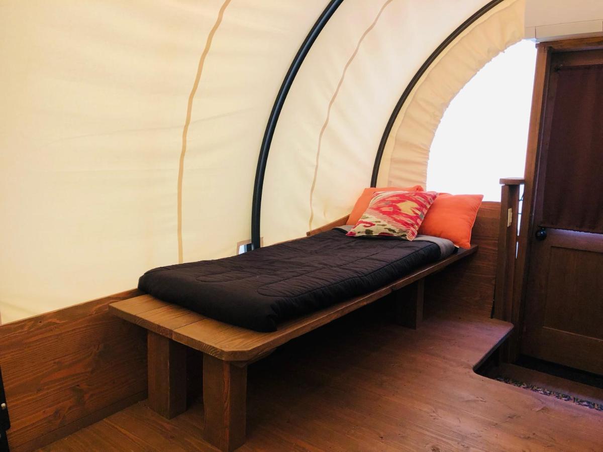 Cozy Wild West Covered Wagon Next To River Грантс Пас Екстериор снимка