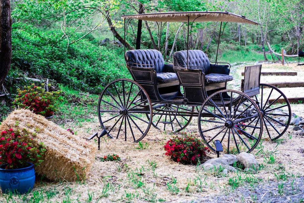Cozy Wild West Covered Wagon Next To River Грантс Пас Екстериор снимка