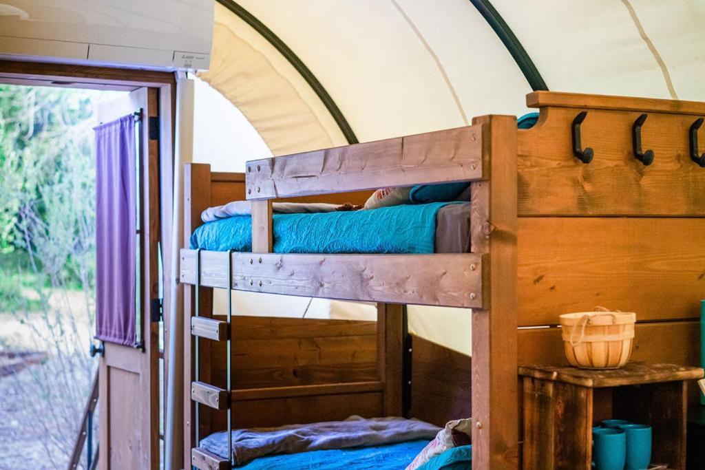 Cozy Wild West Covered Wagon Next To River Грантс Пас Екстериор снимка