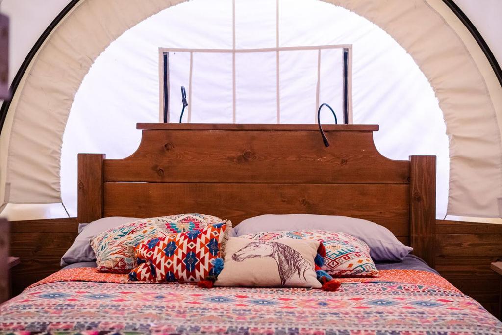 Cozy Wild West Covered Wagon Next To River Грантс Пас Екстериор снимка