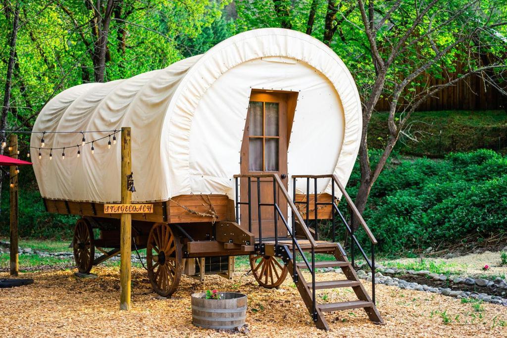 Cozy Wild West Covered Wagon Next To River Грантс Пас Екстериор снимка