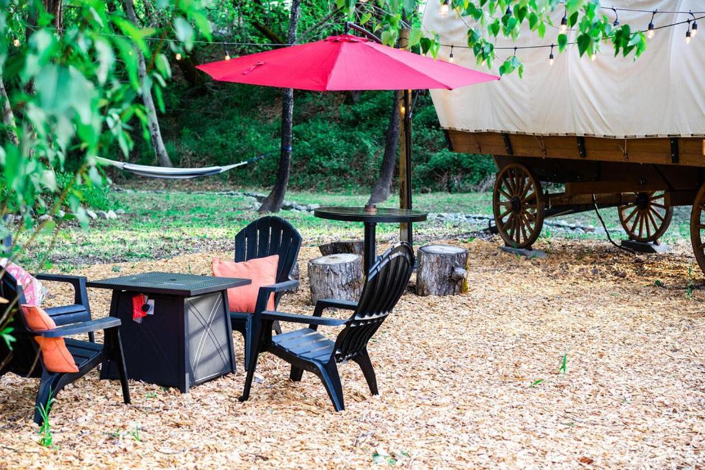 Cozy Wild West Covered Wagon Next To River Грантс Пас Екстериор снимка