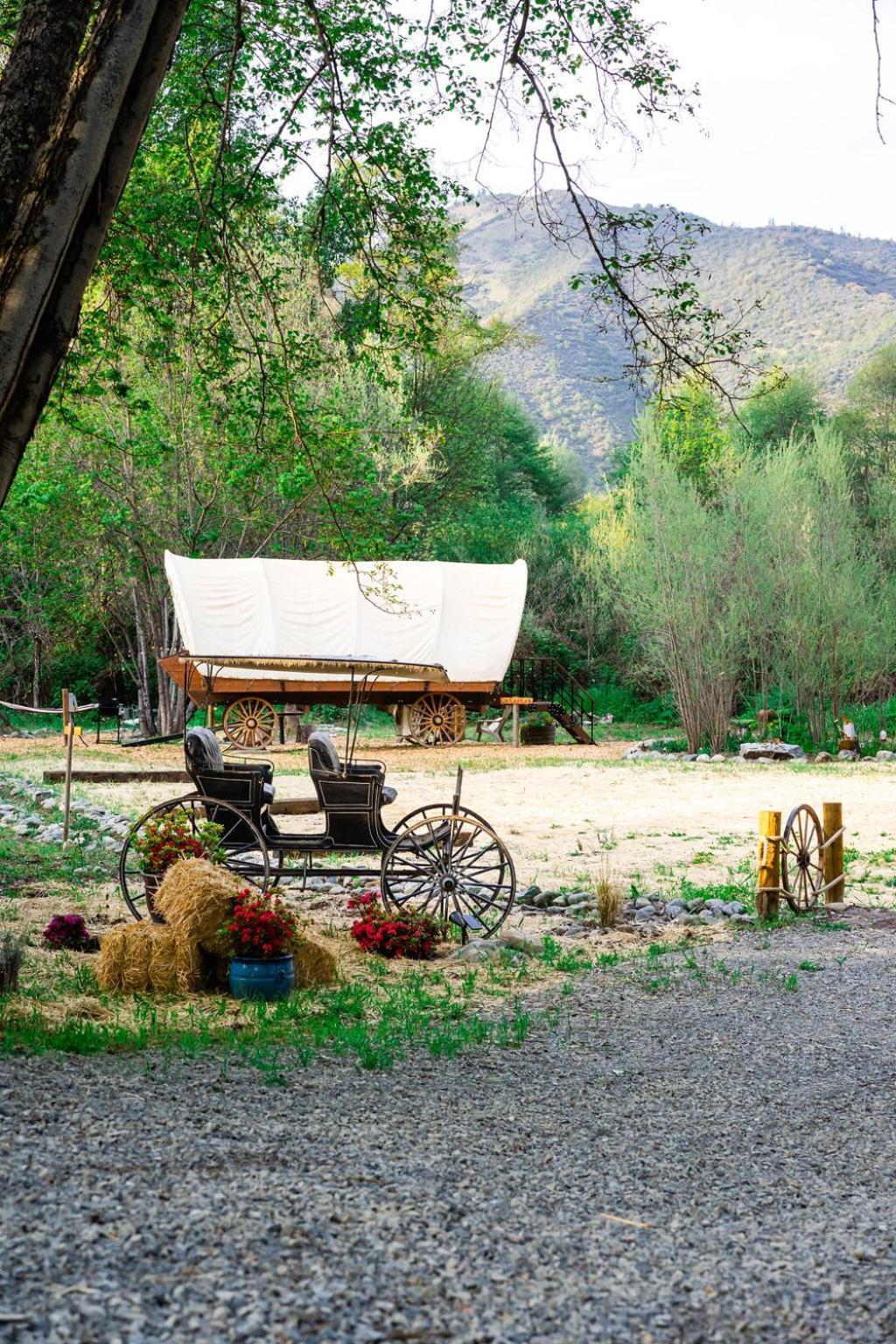 Cozy Wild West Covered Wagon Next To River Грантс Пас Екстериор снимка