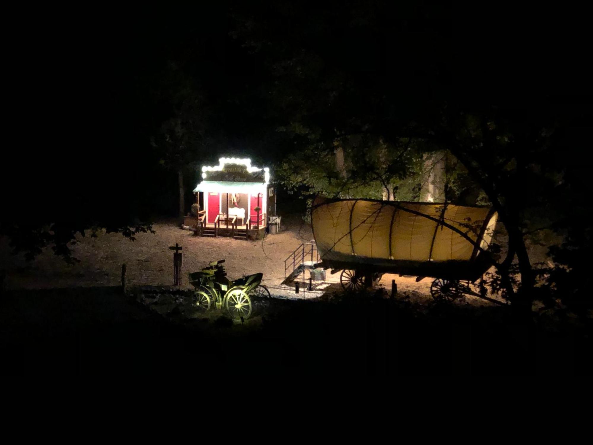 Cozy Wild West Covered Wagon Next To River Грантс Пас Екстериор снимка