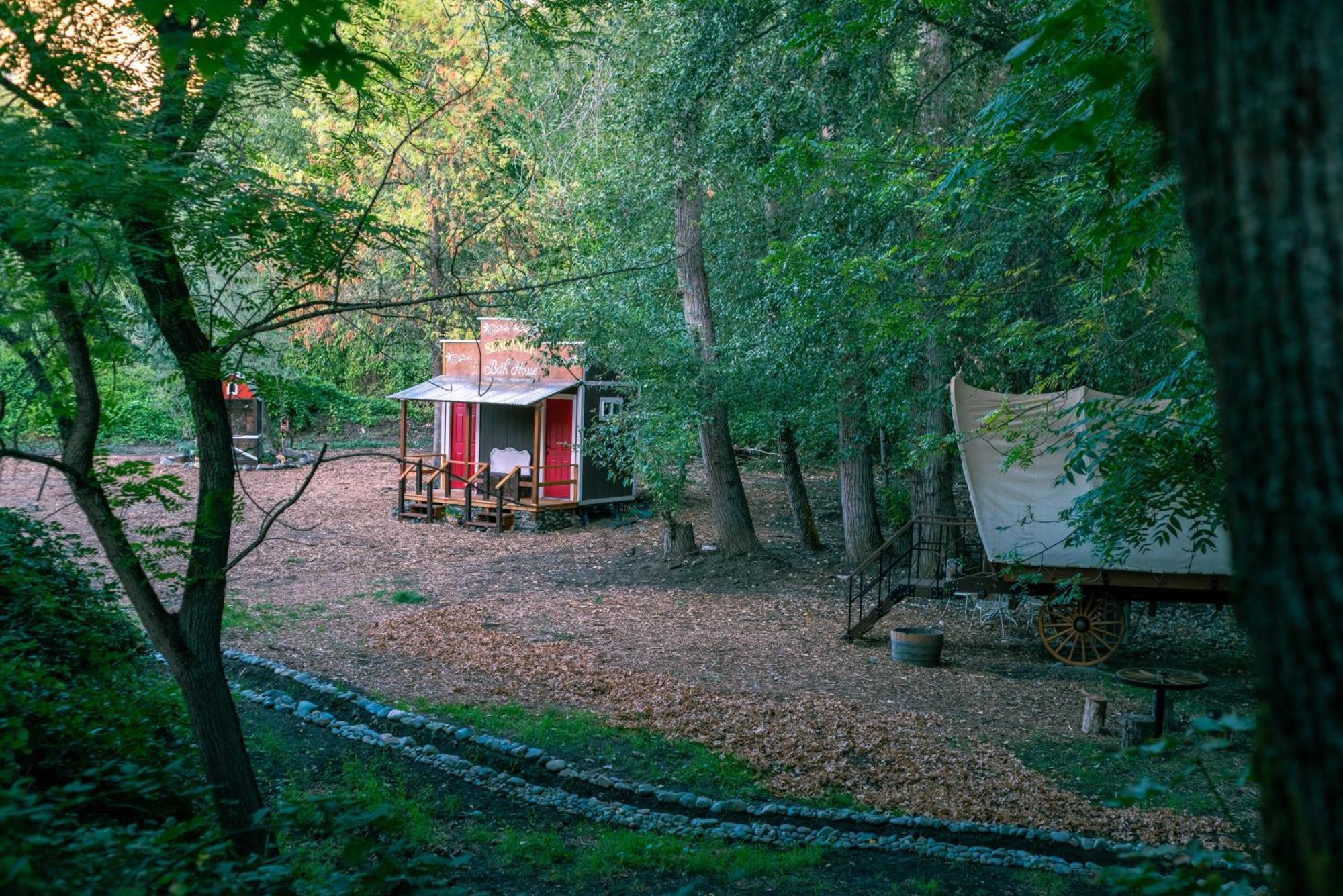 Cozy Wild West Covered Wagon Next To River Грантс Пас Екстериор снимка