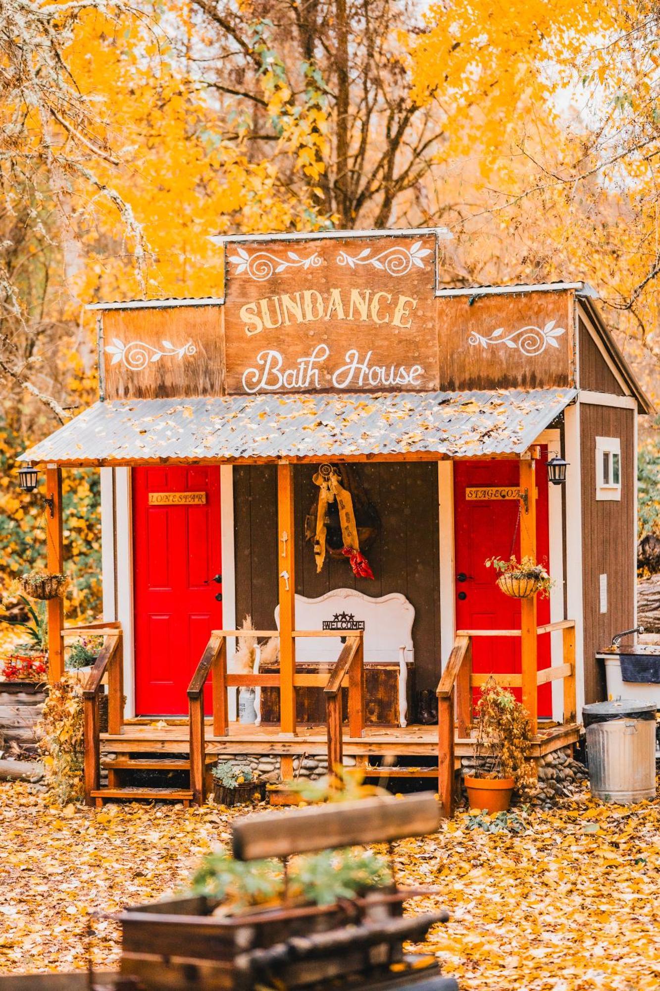 Cozy Wild West Covered Wagon Next To River Грантс Пас Екстериор снимка